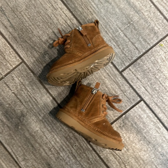 Beige Neumel II Kid Uggs - Picture 3 of 5